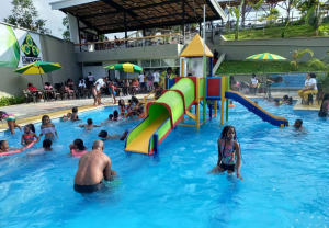 Parque infantil acuatico en plastico maderplast inoxidable